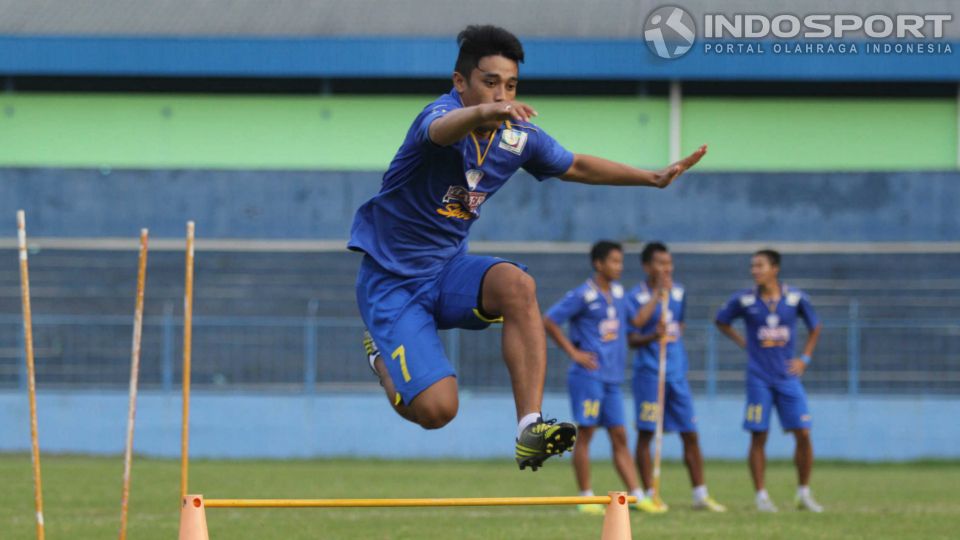 Bek sayap Arema Cronus, Benny Wahyudi menjalani latihan fisik Copyright: &copy; Ardyansyah/INDOSPORT